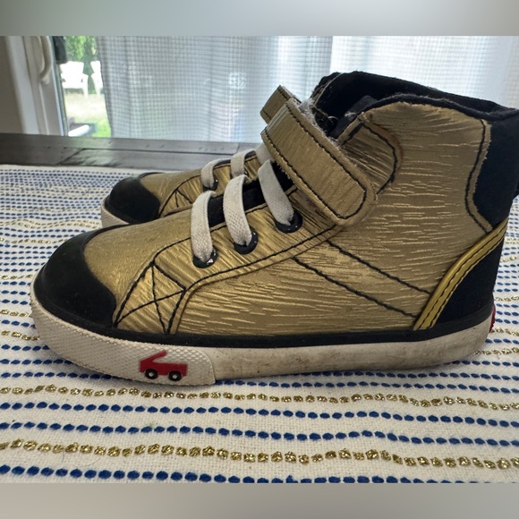 See Kai Run Gold/Black Hightop Sneaker size 8 EUC super cute! Toddler - Picture 2 of 8